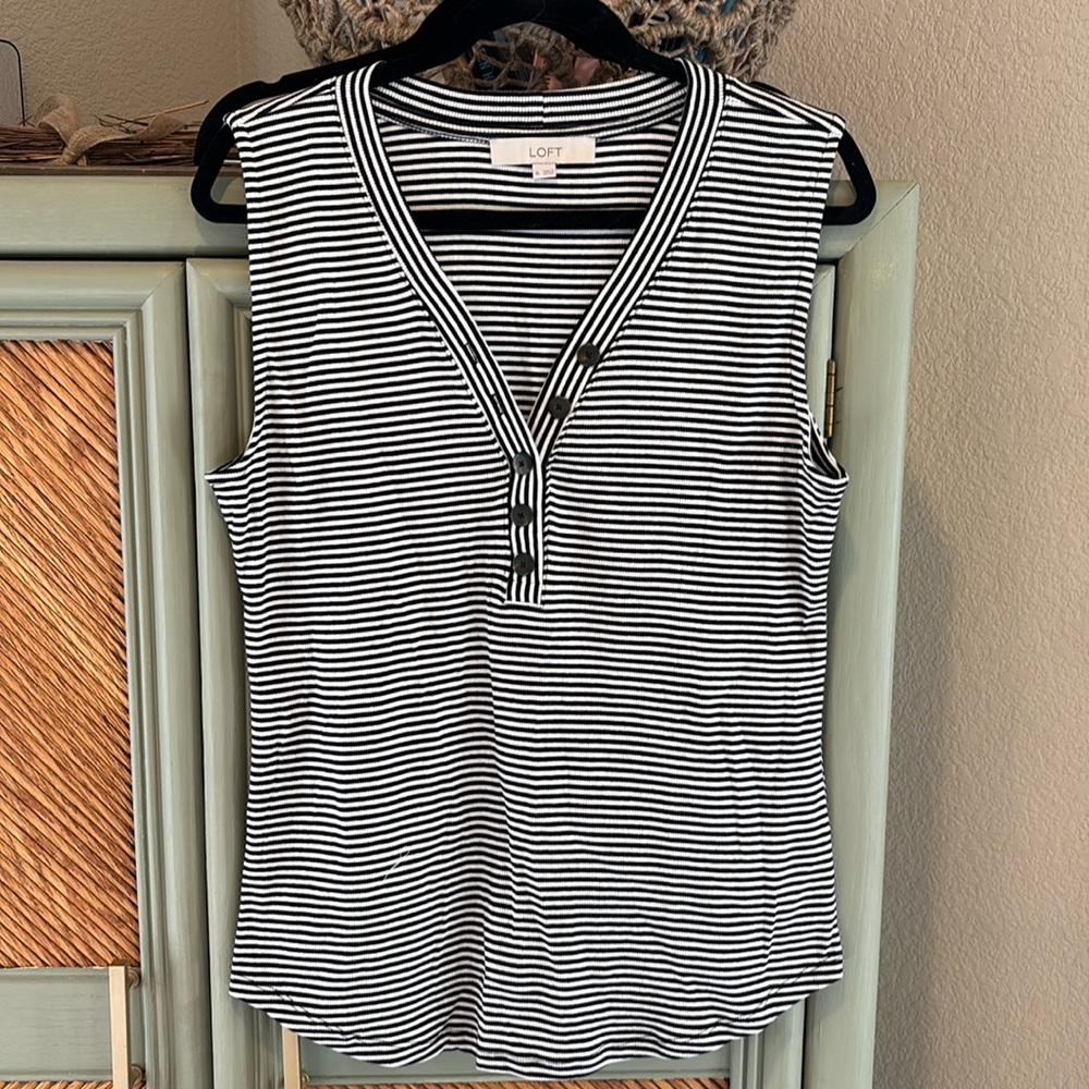 Sleeveless knit top